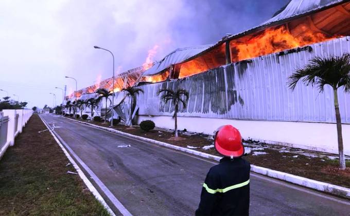 Kho chứa bông vải ở Quảng Ninh cháy suốt 12 tiếng chưa dứt